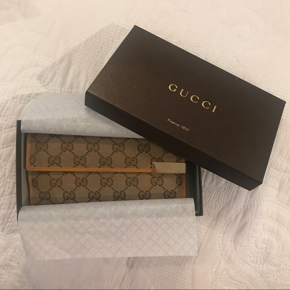 GUCCI WALLET BARELY USED